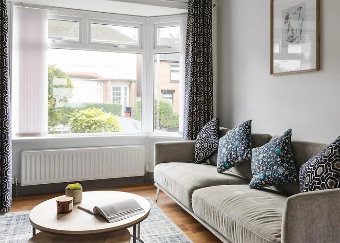Luxurious 3 Bedroom Home In Belfasts Trendy Lisburn Road Sleeps 6 Modern & Spacious