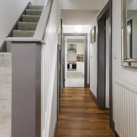 Luxurious 3 Bedroom Home In Belfasts Trendy Lisburn Road Sleeps 6 Modern & Spacious Exterior photo