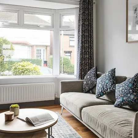Luxurious 3 Bedroom Home In Belfasts Trendy Lisburn Road Sleeps 6 Modern & Spacious Exterior photo
